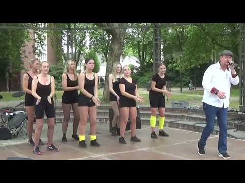 Schlagersänger Marcel P. mit der Showtanzgarde Grün-Weiß Altenessen