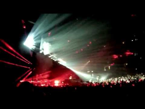 Tiësto playing: Bass King Vs X-Vertigo Feat Golden Sun - Kings @ Staples Center, Los Angeles