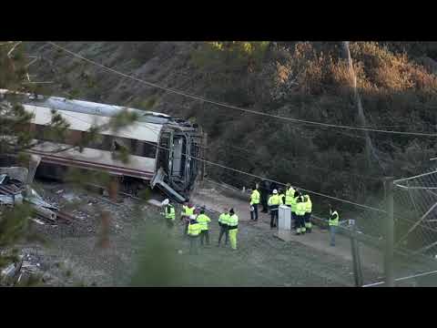 西班牙出動吊車搜救火車殘骸中的遺體！| 路透社 (Spain deploys cranes to find bodies in train wreckage | REUTERS)