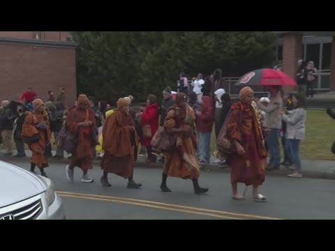 Buddhist monks walk through Triad amid snowy conditions