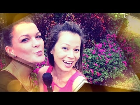 How do Agniezka Radwanska and Simona Halep Take a Selfie?