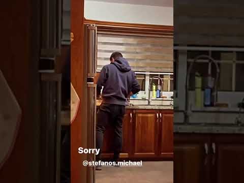 ilovestyle.com - Ο Στέφανος Μιχαήλ χορεύει στην κουζίνα