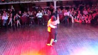 Julio Balmaceda y Corina de la Rosa bailando un Tango en el Festival de Lisboa