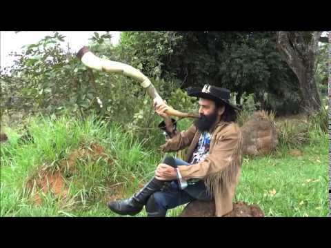 Zé Capeta Berranteiro tocando o Berrante