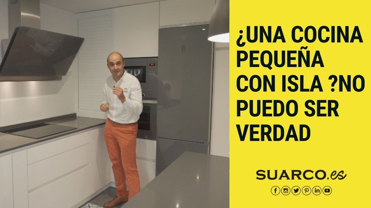Cocina pequeña con isla blanca en forma de L y encimera de cocina compac smoke grey