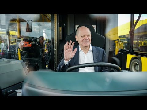 Chancellor behind the wheel: Scholz tries his hand at being a bus driver