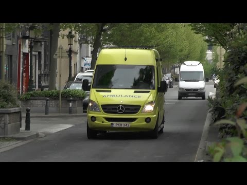 [Drietoon] Ambulance Sint Jan met spoed in Brussel / l' Ambulance Saint Jean en urgence a Bruxelles