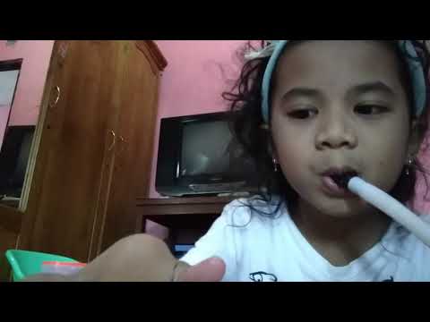 Yana belajar main piano