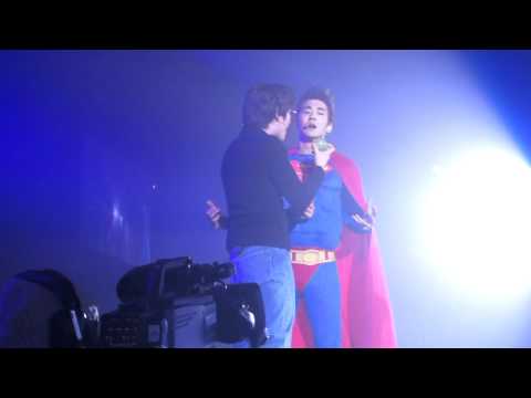 120406 Super Show 4 in Paris - Kyuhyun & Siwon eating an apple during Good Friends