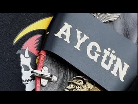 Eine Tunte trägt die Kutte von Erkan U, dem Hamburger Mongol-Boss