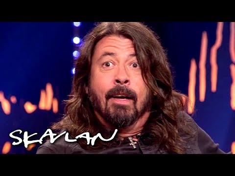 Foo Fighters’ Dave Grohl gets a surprise reunion with the doctor who saved his leg | Skavlan