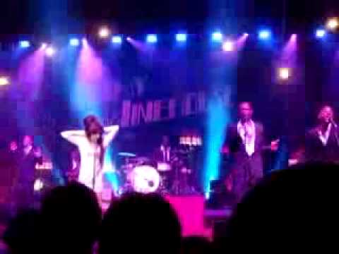youtube amy winehouse takes a bump of cocaine at her concert