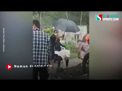 Kunjungi Korban Semeru, Aksi Mensos Risma Punguti Batu di Tengah Hujan