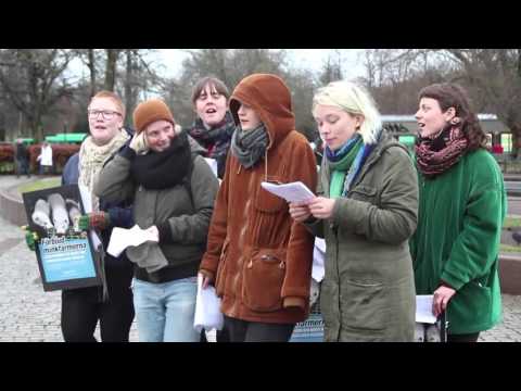 Minkarna demonstrerar av Malmös feministiska kör