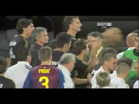 ¿POR QUE? Mourinho agrede con su dedo a Tito o Pito Vilanova en la SuperCopa de España