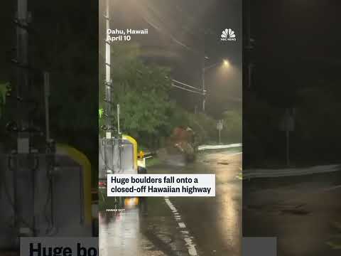 Huge boulders slide onto Hawaiian highway