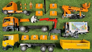 Memperbaiki Kendaraan Rusak | Mainan Truk Skylift, Penyapu Jalan & Crane Bed