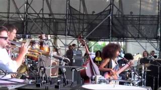 Esperanza Spalding with The Roots "I Can't Help It"