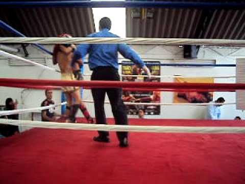 Alex "Escorpion" Garcia vs Alejandro Buenrostro Pelea Muay Thai Categoria Reyna 1er Round