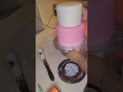 Deocrating a simple babyshower cake!