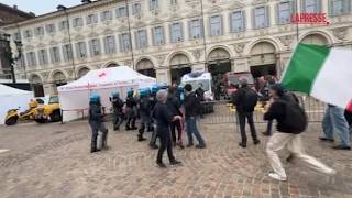 Torino, manifestazione contro il caro vita: scontri con la polizia e assalto alla Feltrinelli