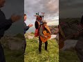 Holandeses bailando el cóndor pasa (música andina ) el hombre orquesta andino