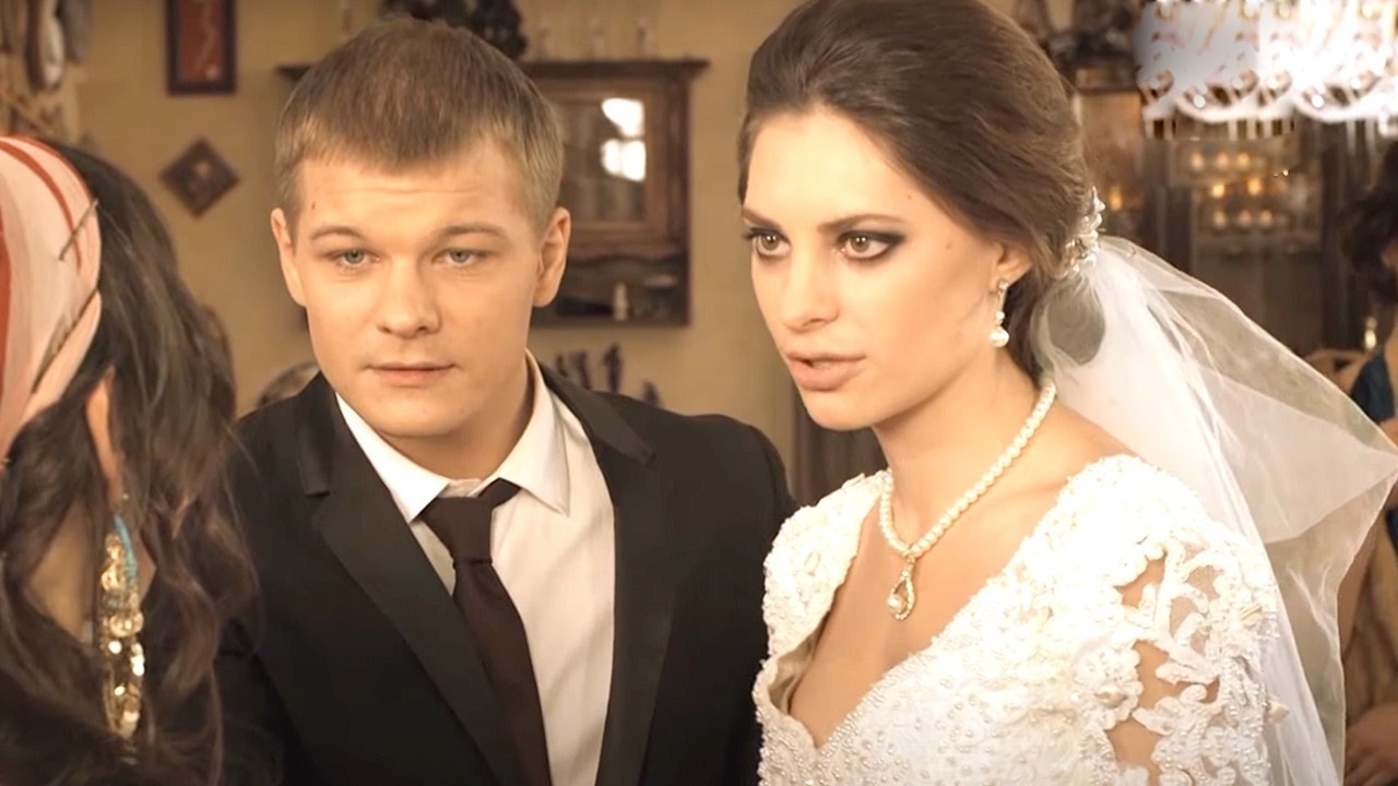 A TRÁGICA HISTÓRIA DE AMOR DE UMA GAROTA INOCENTE E UM PRÍNCIPE RICO...