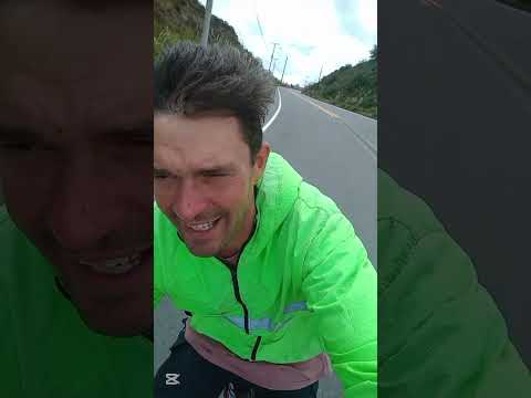 Cicloviajero Argentino recorriendo el Ecuador en bicicleta desde El Tambo hasta Chuncho Chimborazo