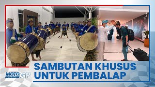 Para Pembalap MotoGP Disambut Irama Gendang Beleq, Pengalungan Selendang hingga Sapuk