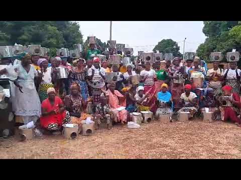 Distribution des foyers améliorés dans Sikolo, dans la région du Tchologo
