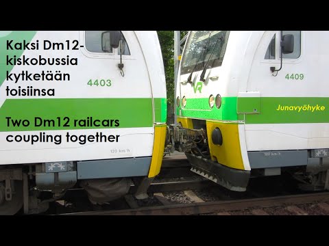 Kaksi Dm12-kiskobussia kytketään toisiinsa | Two Dm12 railcars coupling together
