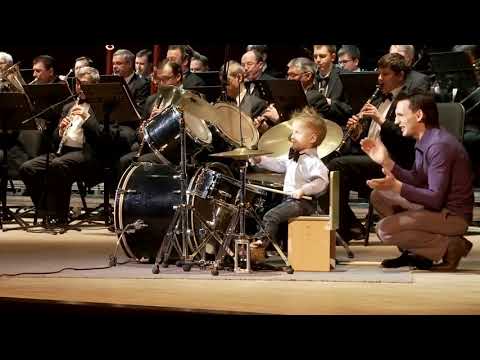 005   maly perkusista i orkiestra