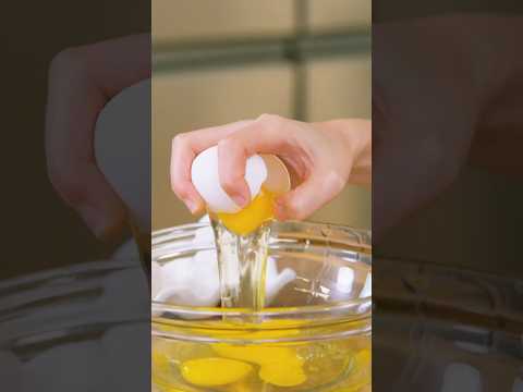 How to Crack an Egg with One Hand (Easy and No Mess!)