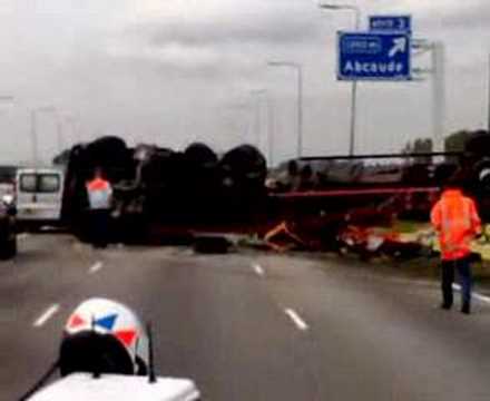 Ongeval A2 Abcoude Vinkeveen gekantelde vrachtwagen