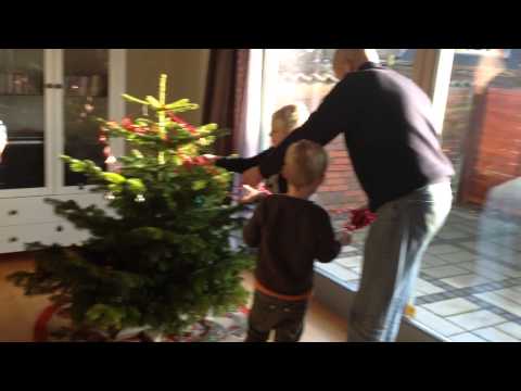 Marcus og Jakob pynter juletræ