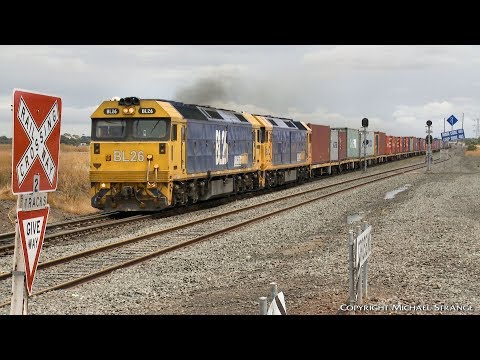 7902V Mildura Containers Versus A Mudhole (14/12/2018) - PoathTV Australian Trains & Railways
