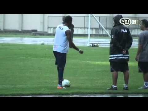 Maicosuel ensaia dribles para a volta ao time