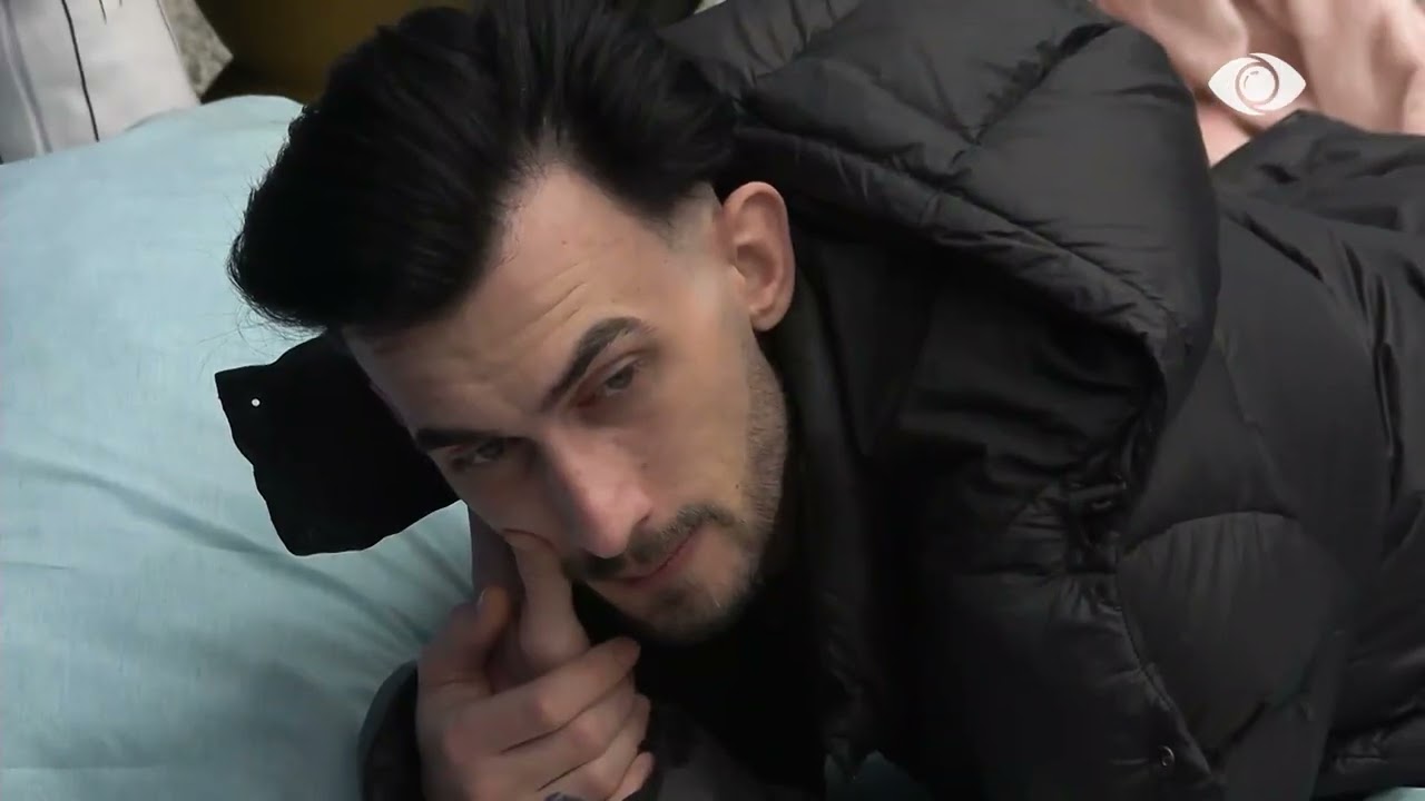 Angelo, Selin dhe Juxhini përgjojnë pas derës teksa Miri diskuton me Kristin për cigaret