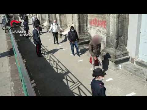 Napoli - Lunghe file per la mensa della basilica del Carmine Maggiore