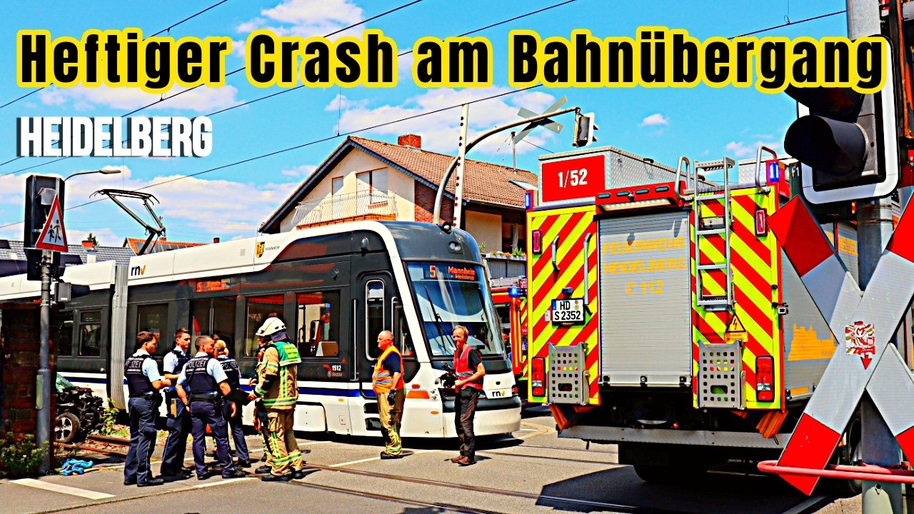 Schwerer Unfall in Heidelberg: Smart kollidiert mit Straßenbahn am Bahnübergang