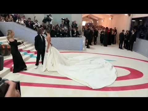 Florence Pugh arrives at Met Gala