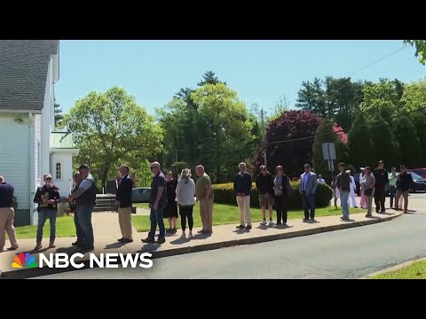 Hundreds of strangers show up for WWII veteran’s funeral
