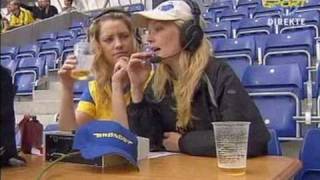 To piger som speaker ved Brøndby - FCK på Brøndby stadion den 23/8-2003 (FCK vinder 1-0)