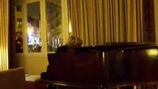 Mötley Crüe, Tommy Lee playing Brandon on piano in Hotel