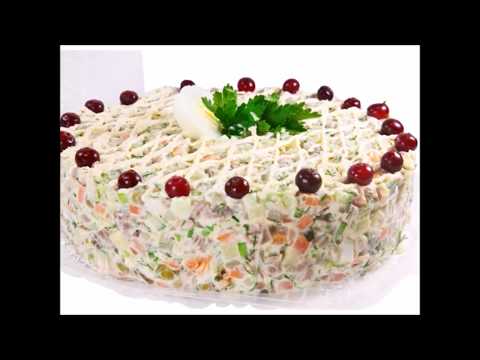 Новогодний стол. Праздничное оформление салата Оливье (Festive decoration of Olivier salad)