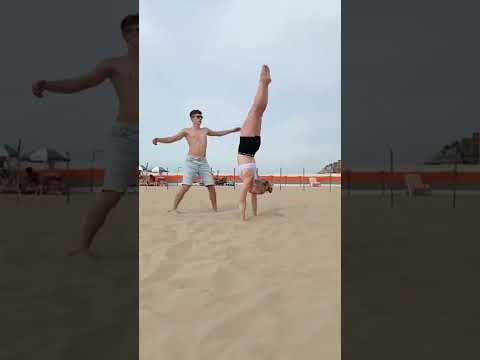 Das kam unerwartet 😳 #frontflip #salto #turnen #strand #handstand