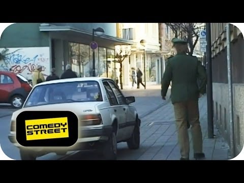 Polizist | Rowdy - Comedystreet mit Simon Gosejohann