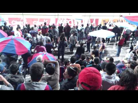 "Vamos la AKDmia! La hinchada no abandona!" Barra: Mafia Azul Grana • Club: Deportivo Quito