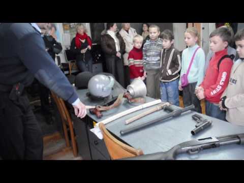 Dzieci szturmują komendę