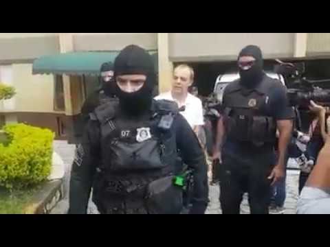 Veja o momento em que o ex-governador do Rio de Janeiro, Sérgio Cabral, chega a Curitiba, onde ficará no Complexo Médico de Pinhais.